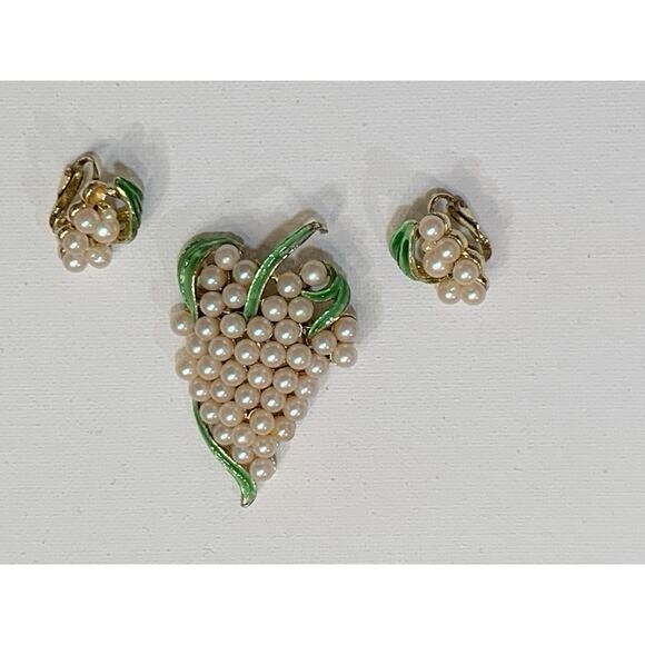 Pearl Cluster Grapes Pin Brooch & Earrings Clip Enamel Leaves MCM Vintage Set 3 - Picture 2 of 11